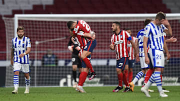Los jugadores del Atlético de Madrid celebran un triunfo capital en su pelea por la liga