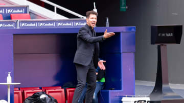 Simeone dando instrucciones al equipo esta temporada