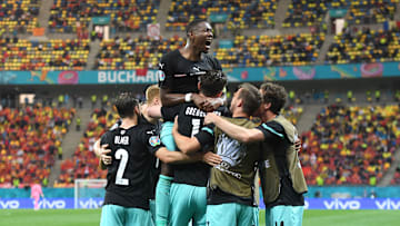 Die Österreicher um Kapitän David Alaba (m.) starteten mit einem Sieg in die EM 2020