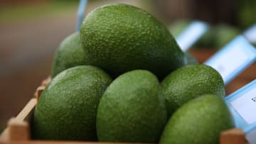El aguacate es un remedio casero útil para reparar el cabello quemado