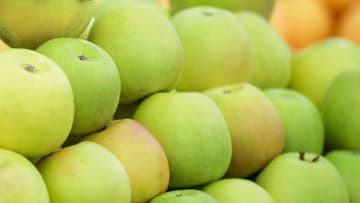 Las manzanas rojas y verdes son alimentos deliciosos y curativos