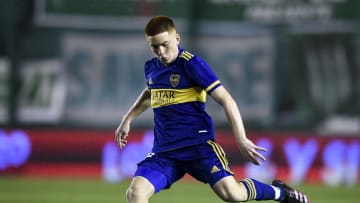 Banfield v Boca Juniors - Torneo Liga Profesional 2021 - Valentín Barco ejecuta el balón.