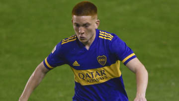 Valentin Barco jugando con el primer equipo de Boca