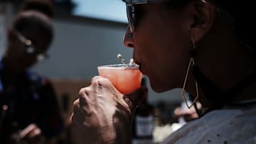 El consumo excesivo de alcohol genera síntomas de resaca