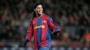 Victor Valdés no gol e Ronaldinho como referência nos metros finais:  como era o time titular do Barcelona antes da chegada de Lionel Messi.