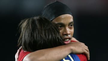 Abrazo entre Messi y Ronaldinho
