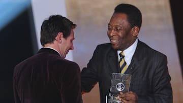 Messi e Pele si scambiano un saluto affettuoso