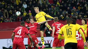 Erling Haaland saute plus haut que les autres lors du dernier match entre Leverkusen et Dortmund. 