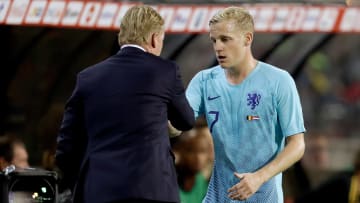 Koeman felicita a Van de Beek al ser sustituido