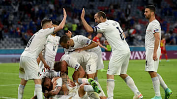 La festa dell'Italia dopo il gol di Barella
