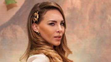 Belinda comparte foto en topless y enciende las redes