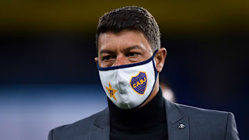 Battaglia de traje para el debut oficial como entrenador de Boca Juniors.