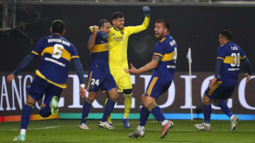 Agustín Rossi atajando los penales contra River Plate