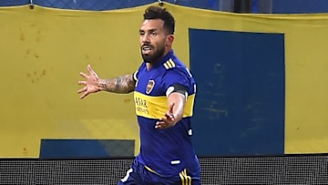 Carlos Tévez celebrando un gol con el Xeneize