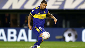 Edwin Cardona tirando el penal ante River