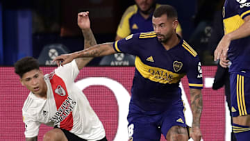 Boca Juniors v River Plate - Copa Diego Maradona 2020 -  Los colombianos Cardona y Carrascal pelean por la pelota.