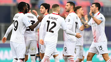 I festeggiamenti di un gol del Milan a Bologna 