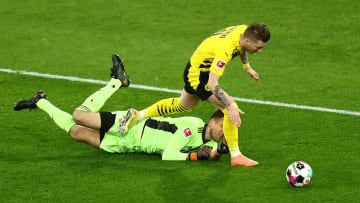 Elfmeter, oder kein Elfmeter? Marco Reus und Andreas Luthe im Duell