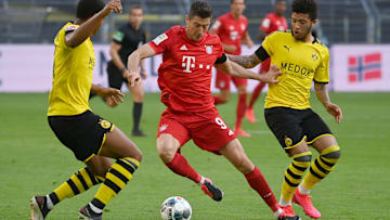 Robert Lewandowski im Zweikampf mit Jadon Sancho und Manuel Akanji