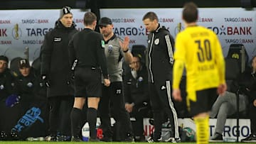 SCP-Coach Steffen Baumgart diskutiert mit Schiedsrichter Tobias Stieler