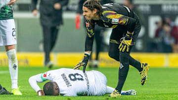 Denis Zakaria liegt nach Zusammenprall mit Keeper Sommer auf dem Boden