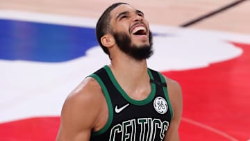 Jayson Tatum celebró su actuación dominante que lideró a los Celtics a las finales de conferencia