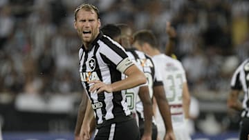 Vasco sonda Joel Carli e Yony González. 