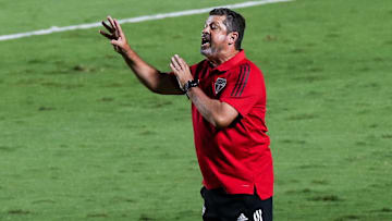 Reinaldo levou o cartão vermelho direto contra o Botafogo; Léo tomou o terceiro amarelo; ambos estão fora contra o Fla na 38ª rodada do Brasileirão