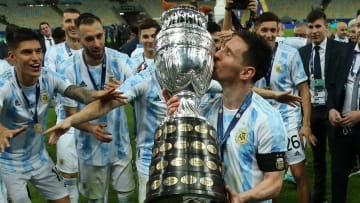 Messi besando el trofeo
