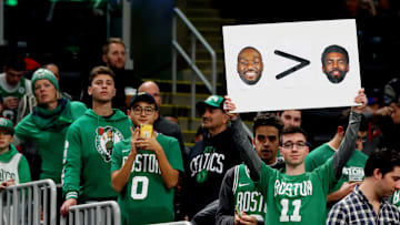 Seguidores de Celtics muestran pancartas en el juego NBA entre Brooklyn Nets y Boston Celtics