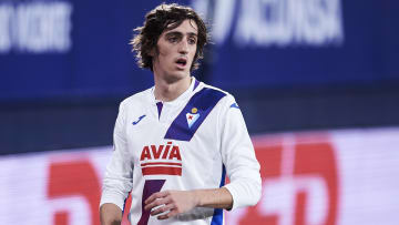 Bryan Gil est prêté à Eibar par Séville. 