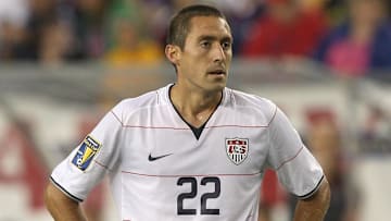 Davy Arnaud de los Estados Unidos lamentando el empate 2-2 frente a Haití en la Fase de Grupos de la Copa Oro 2009.