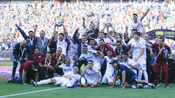 Jugadores de Cruz Azul celebran el título de Campeón de Campeones.