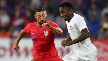 Richie Laryea de Canadá y Sebastian Lletget de los Estados Unidos en un duelo de la CONCACAF Nations League.