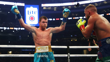 Álvarez se mostró muy superior a Billy Joe Saunders