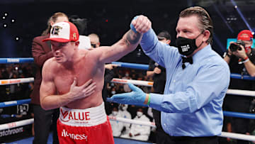 Canelo salió victorioso ante Smith