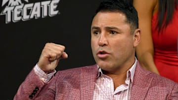 Óscar De La Hoya saldrá del retiro para subirse a un ring el próximo año