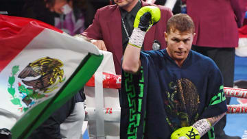 El "Canelo" Álvarez retuvo las dos coronas mundiales del peso supermediano 