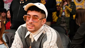 Bad Bunny durante un partido de los Lakers