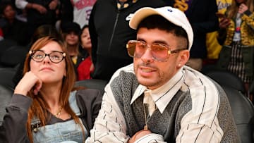 Bad Bunny junto a su novia Gabriela Berlingeri en el Staples Center de Los Angeles durante el partido de los Lakers vs 76ers