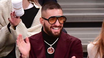 Maluma en el partido de Chicago Bulls v New York Knicks 