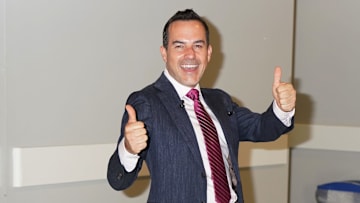 Carlos Calderón presentó a su nueva pareja, con quien se comprometió