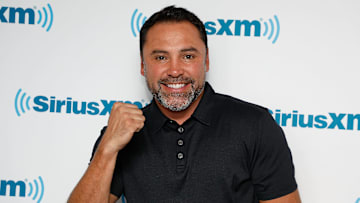 Oscar de la Hoya dijo que primero verá cómo su comporta su par Mike Tyson y luego tomará una decisión