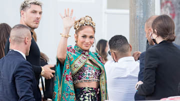 Jennifer López se convierte en una auténtica diosa con un look espectacular en el evento de Dolce & Gabbana