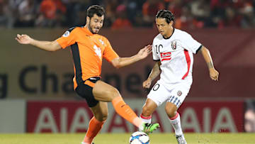 Irfan Bachdim (kanan)