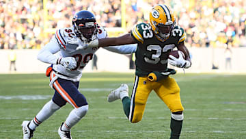 Aaron Jones stiff arms Eddie Jackson