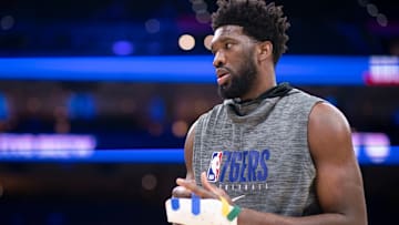 Embiid sufrió una grave lesión en uno de los dedos de su mano que lo hizo someterse a cirugía