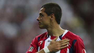 Javier Hernández celebra un gol con Chivas.