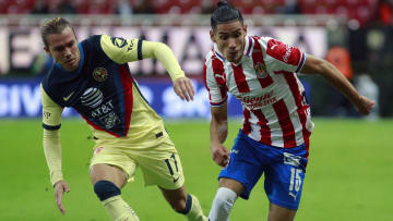 Sebastián Córdova y Uriel Antuna disputan el balón en el último Clásico Nacional, en la Liguilla del Guard1anes 2020.