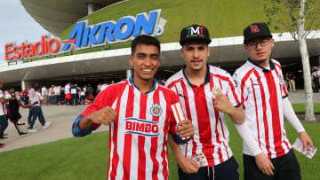 Aficionados del Guadalajara en las afueras del Estadio Akron.